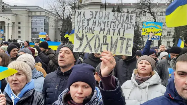 В окупованому російськими вояками Херсоні місцеві - і україномовні, і російськомовні - регулярно виходять на мітинги, щоб показати, що є українцями