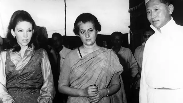 आफ्नी अमेरिकी पत्नीका साथ सिक्किमका प्रमुख शासक चोग्याल इन्दिरा गान्धीसँग भेट्दै