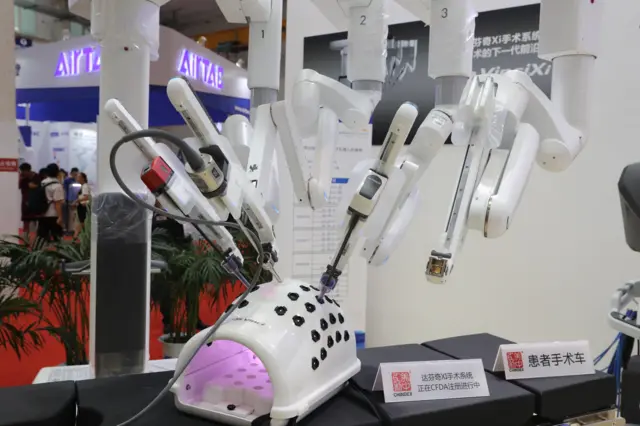 Roobooti yaalii baqaqsanii hodhuu irratti gargaaru.