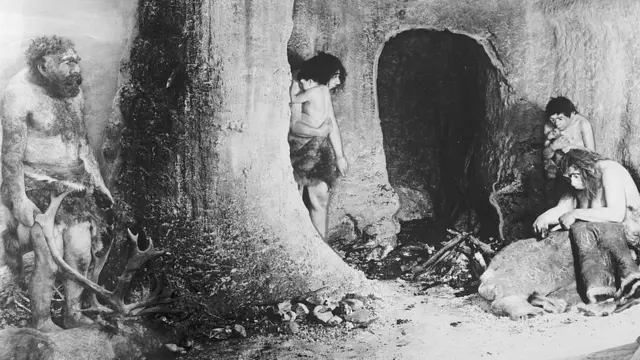 Una reproducción de una familia de neandertales en exhibición en el Field Museum of Natural History en Chicago, Illinois, EE.UU.