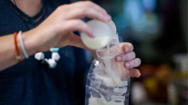 অনেক মা শিশুকে বুকের দুধ দিতে পারেন না বা চান না
