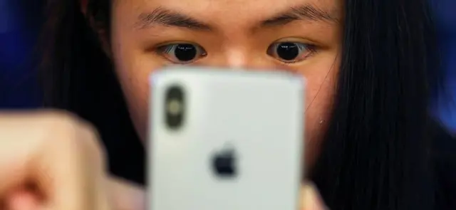 北京某苹果店内的顾客