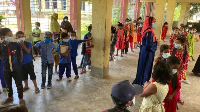 নারায়ণগঞ্জের আড়াইহাজারের কামরাণীরচর সরকারি প্রাথমিক বিদ্যালয়ের চিত্র