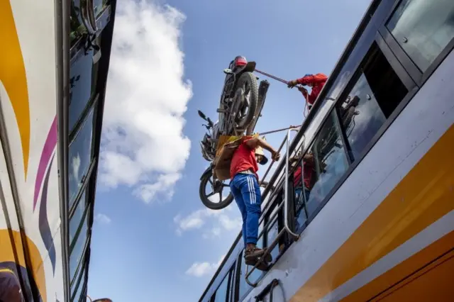 दशैँमा घर जान लागेका मानिसले बसमा मोटरसाइकल पनि लग्न खोज्दै