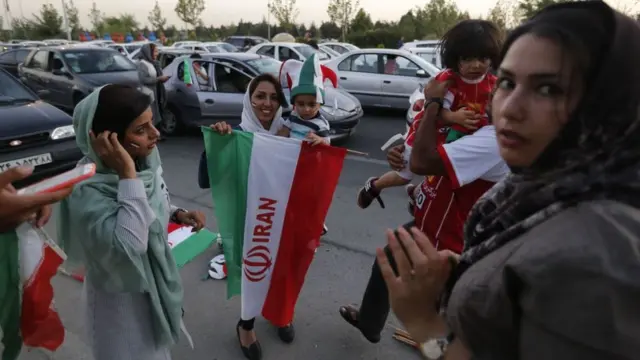 Des supportrices iraniennes devant le stade Azadi de Téhéran, avant la projection du match de football Iran-Espagne de la Coupe du monde Russie en 2018.