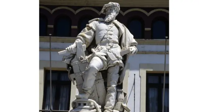 Памятник испанскому мореплавателю XVI века Хуану Элькано (город Гетария, Испания)