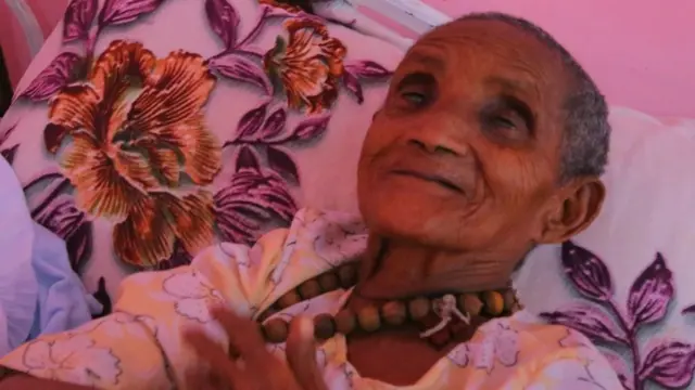 ሰማንያ ዝዕድሚአን ማማ እምባየ ገብረመድህን፡ ብርሃን ዓይነን ዝሰኣና እንትኾና፡ ናብዚ ማእኸል ምስ በዓልገዝአን እየን መፅየን።