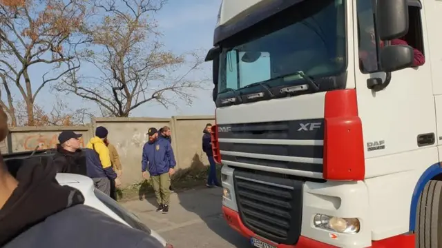 Вантажівка, яку блокують активісти