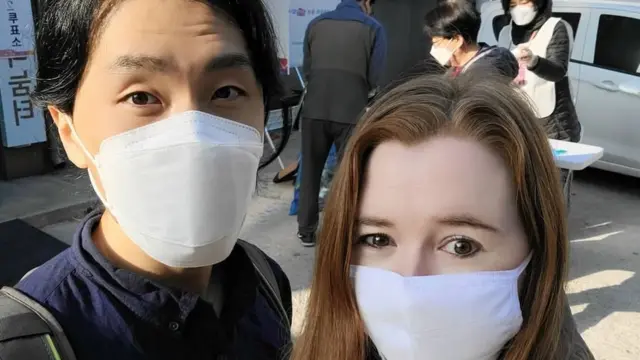 남아공에서 온 플라워는 이날 남편과 함께 투표소에 갔다
