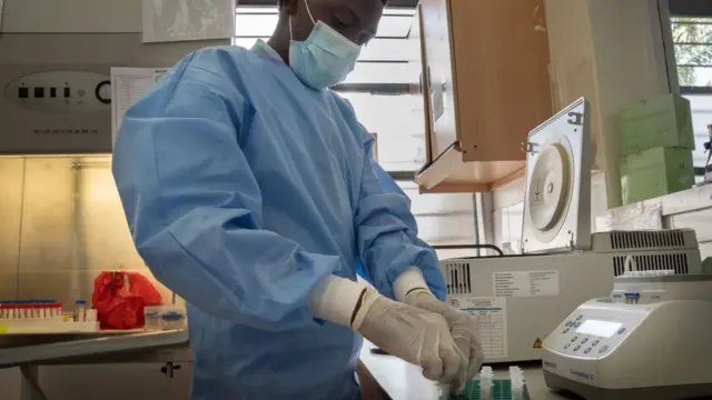 Umukozi wa RBC ari gupima Covid-19