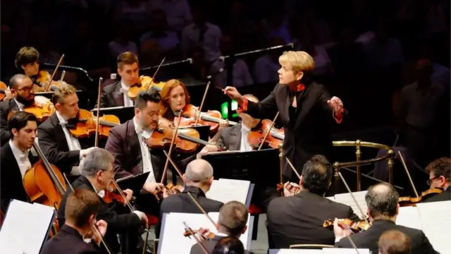 A Orquestra Sinfônica do Estadoúltimo concurso da lotomaniaSão Paulo diante da regente Marin Alsop