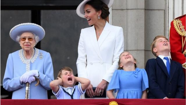 El príncipe Louis se tapa las orejas y grita mientras está de pie junto a la reina Isabel II de Gran Bretaña, su madre Kate, duquesa de Cambridge, la princesa Charlotte y el príncipe George al ver un vuelo especial desde el balcón del Palacio de Buckingham después del desfile del cumpleaños de la reina.