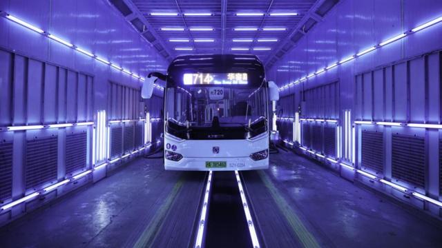 中国上海一辆巴士照射紫外线消毒