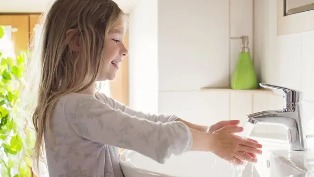 Дівчинка миє руки