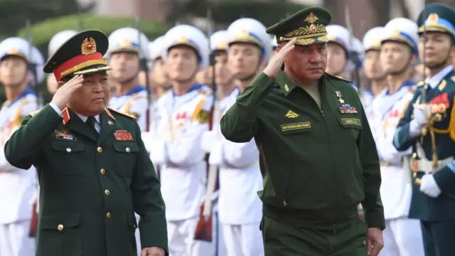 Cựu Bộ trưởng Quốc phòng Việt Nam Ngô Xuân Lịch và người đồng cấp Nga Sergei Shoygu tại Hà Nội vào ngày 23/01/2018