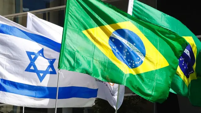 Bandeiras brasileira e israelense na Embaixada do Brasilbingo online pixTel Aviv