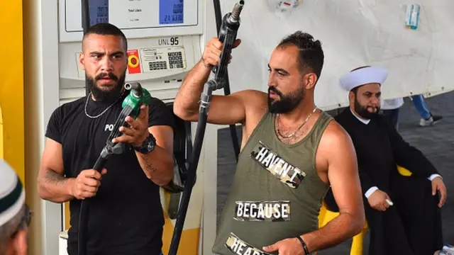 یک روحانی مسلمان نماز جمعه را در پمپ‌بنزینی در جنوب بیروت برگزار می‌کند