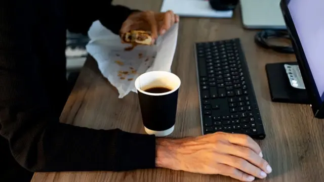 لا يكفي الذهاب إلى مكتبك قبل أي شخص آخر، فيتعين عليك أن تُظهر إنجازاتك