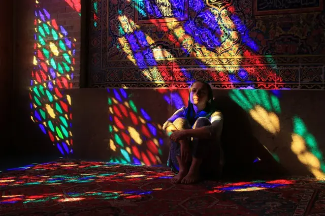 Ірина на підлозі мечеті