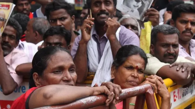 "எழுந்து வா தலைவா" - கலைஞருக்காக கண்ணீருடன் காத்திருக்கும் தொண்டர்கள்