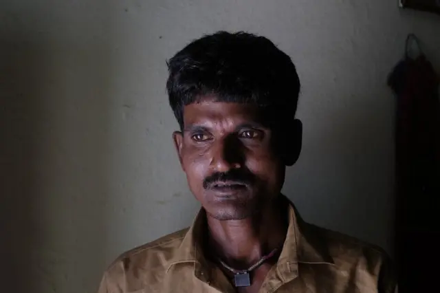 రాజు షిండే జైలులో ఉండగా ఆయన భార్య అతడిని వదిలి వెళ్లిపోయింది