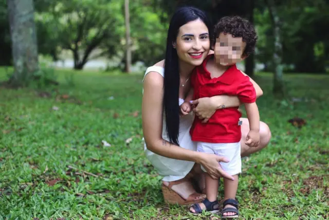 Jéssica posa com o filho caçula para foto