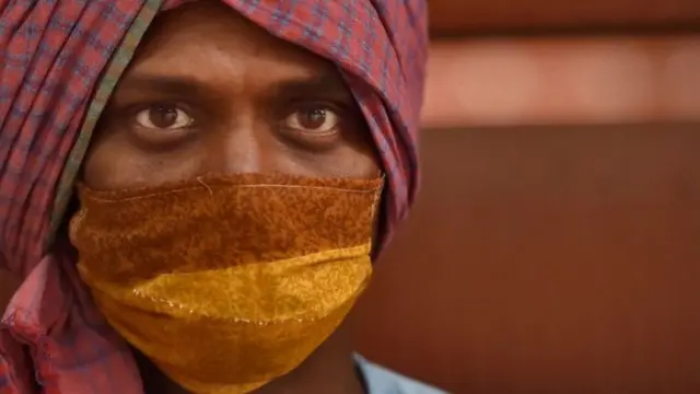 માસ્ક પહેરેલો પુરુષ