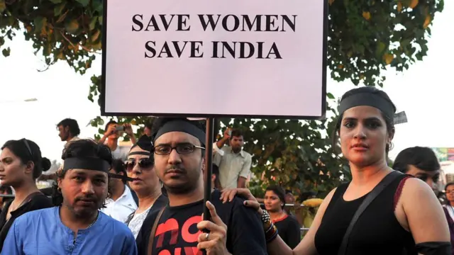 বলিউড গায়ক কৈলাস খের (বামে) আর সোনা মহাপাত্রা (ডানে) তার স্বামী গীতিকার রাম সামপাত (মাঝে) গণধর্ষণের প্রতিবাদ করছেন, ২৯-১২-২০১২