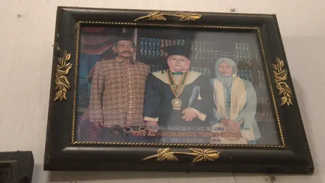 Foto Farida bersama ayah dan ibunya saat dirinya wisuda.