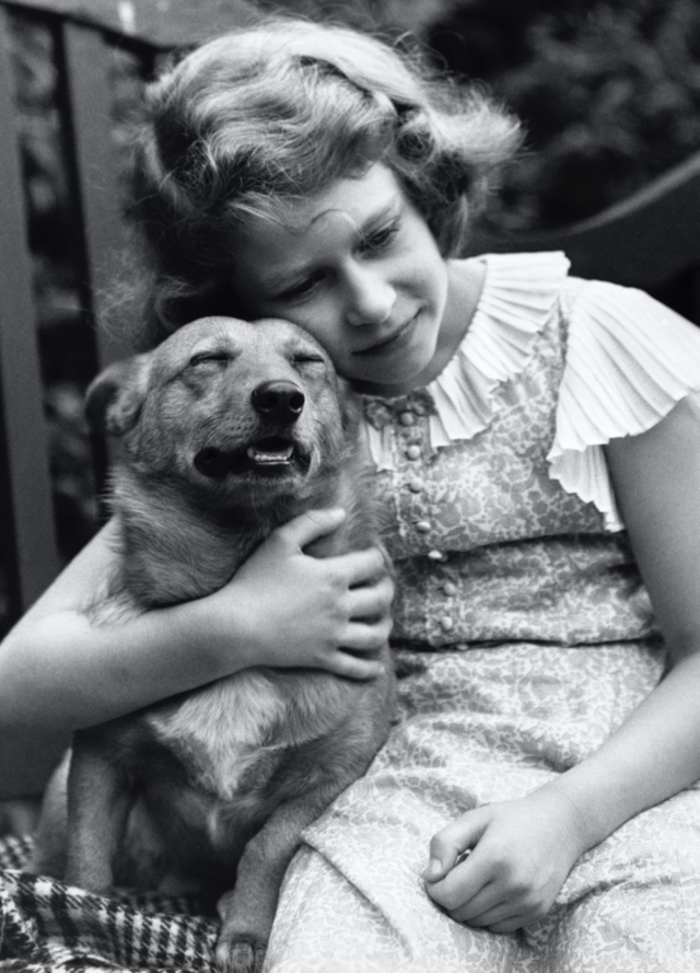 A princesa Elizabeth com seu cachorro em uma foto tirada no ano da abdicação, 1936