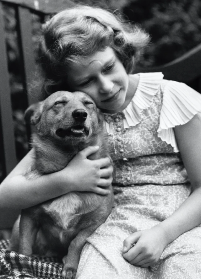 A princesa Elizabeth com seu cachorrodownload apk dapat freebetuma foto tirada no ano da abdicação, 1936