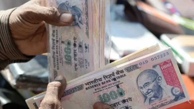 बैंक में हज़ारों के नोट