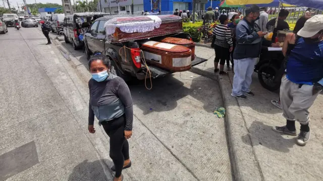 Une voiture exposant des cercueils est garée devant la morgue de Guayaquil.