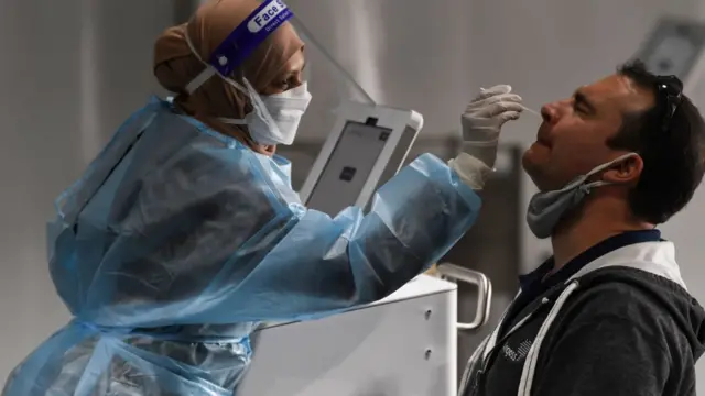 Prueba de coronavirus en el aeropuerto de Sídney, Australia.