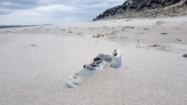 tênis da Nike na praia