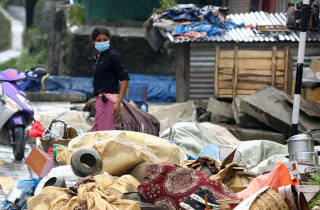 मेलम्चीमा बाढीपछि धेरै मानिस विस्थापित भएका छन्