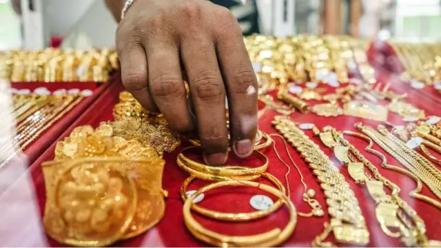 உச்சகட்டத்திற்கு செல்லும் தங்கத்தின் விலை: காரணம் என்ன?