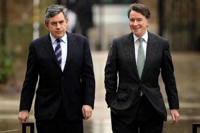 Gordon Brown, entonces primer ministro británico, camina junto a Peter Mandelson por una calle en 2010.