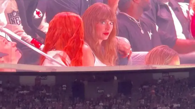 Taylor Swift, que está namorando o jogador do Kansas City Chiefs, Travis Kelce, foi vaiada pelos fãs dos Eagles quando apareceu no telão