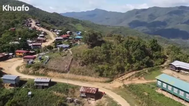 "တိုက်လေယာဉ် ၂စင်းနဲ့ ဗုံးလာကြဲတယ်။ အခုချိန်တော့ ၇ဦးလောက် သေဆုံးတယ်လို့ သိရတယ်။ ဒဏ်ရာရရှိသူတွေလည်းများတယ်" လို့ ခွါဖိုကျေးရွာအနီးက ဒေသခံတစ်ဦးကပြောပါတယ်။