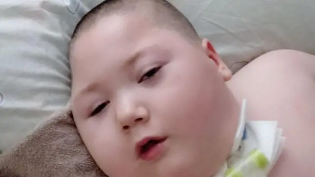 Tetiana'nın oğlunun nefes alabilmesi, beslenebilmesi ve ilaçlarını alabilmesi için elektrikle çalışan ekipmanlara ihtiyacı var