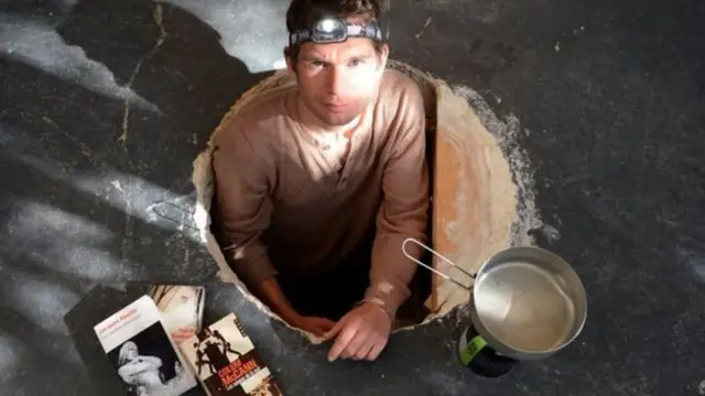 अबराम प्वांगशेवेल मार्शेल्ली में किताबों की एक दुकान के नीचे बने भूमिगत छेद में भी एक हफ़्ते रह चुके हैं.