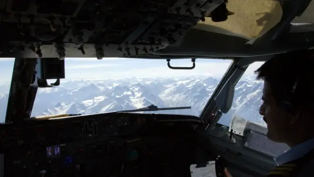 Авиалайнер Boeing 737 над горами в Пакистане