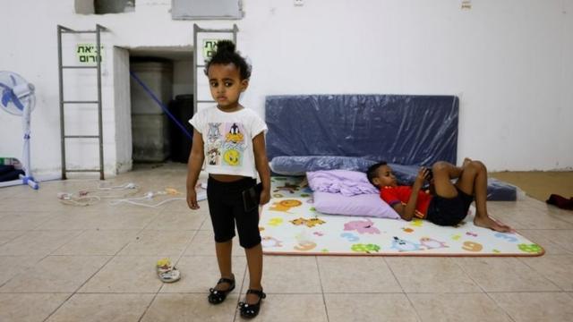 在以色列南部亞實基倫防空設施裏避難的兒童