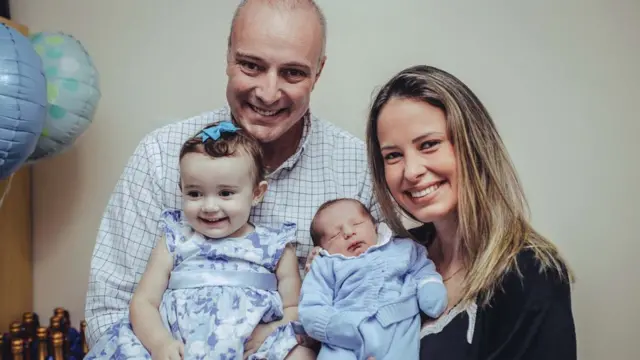 Camila com o marido Romero Lopes, a filha Helena e o filho João Homero