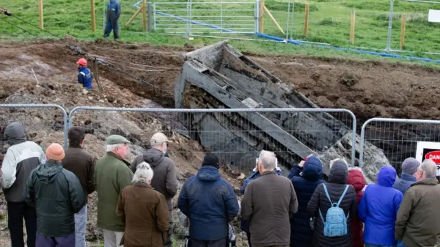 العشرات يشاهدون عملية انتشال الدبابة وفالو أل في تي