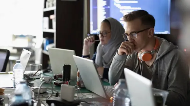 كيف تعرف منافسيك في العمل؟