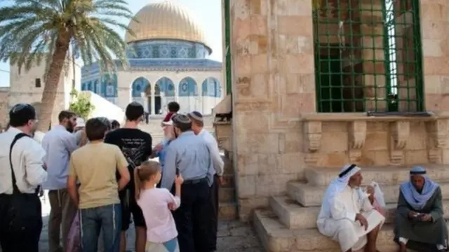 Иерусалимде иудейлердин, христиандардын жана мусулмандардын ыйык деп санаган жайлары жайгашкан