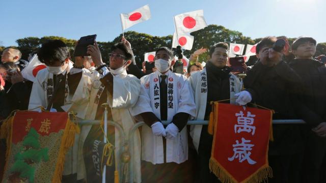 数万民众在日本皇宫参加天皇的新年朝贺活动。