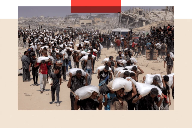 Kolone ljudi sa vrećama na ramenima, iza njih su ruševine